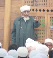 الحبيب علي المشهور يلقي كلمته الحبيب علي المشهور يلقي كلمته