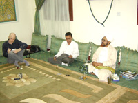 الحبيب عمر وعلى يمينه الأستاذ ناصر وبجواره الصحفي الأمريكي