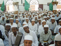 جانب من الحضور الذين امتلأت بهم ساحات الدار جانب من الحضور الذين امتلأت بهم ساحات الدار